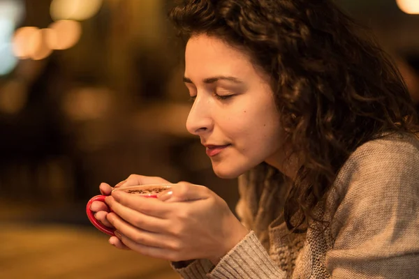 Kız fincan sıcak kahve ve hatmi ile kafede not yazma