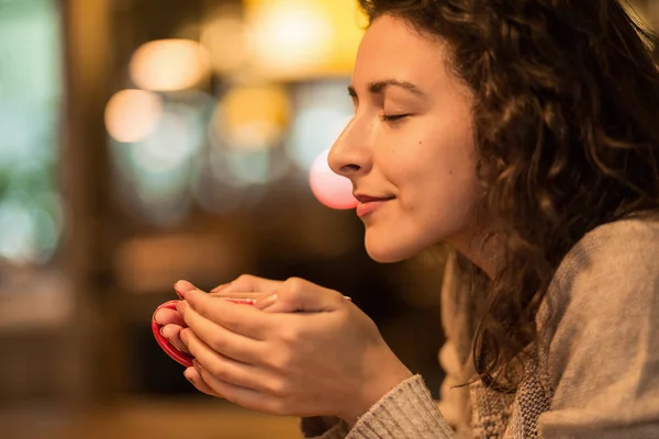 Lief meisje inhaleert de geur van koffie — Stockfoto