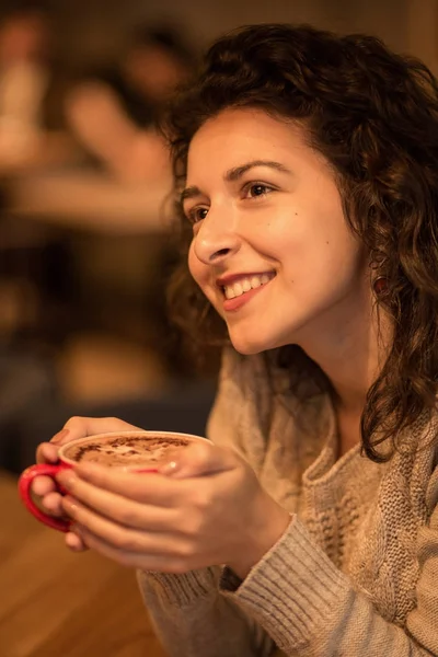 Leuk meisje, drinken koffie in een café — Stockfoto