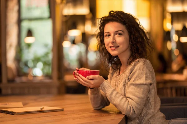 Leuk meisje, drinken koffie in een café — Stockfoto