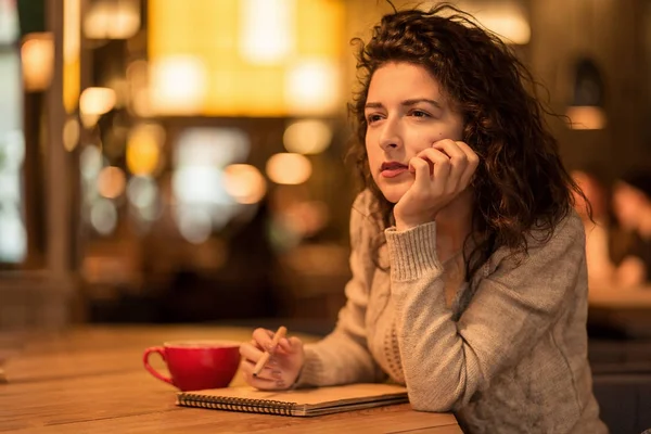 Meisje schrijven nota's in café met een kopje warme koffie en marshmallow — Stockfoto