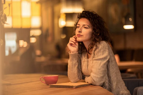 Meisje schrijven nota's in café met een kopje warme koffie en marshmallow — Stockfoto