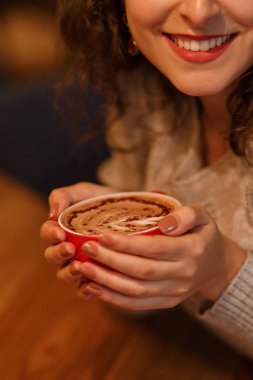 sıcak siyah kahve holding yakın çekim eller