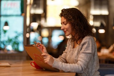 notlar onun Not Defteri'nde yapma kadın