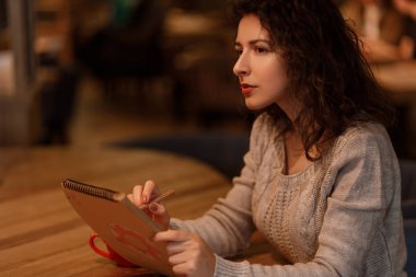 notlar onun Not Defteri'nde yapma kadın