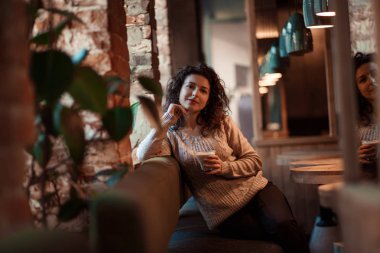 Kafede kahve ile kadın