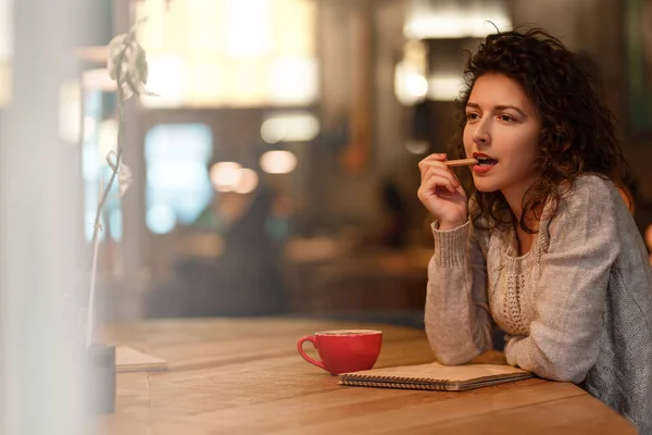 Vrouw Grijs Sweather Dromen Bij Het Schrijven Van Merkt Drinkt — Stockfoto