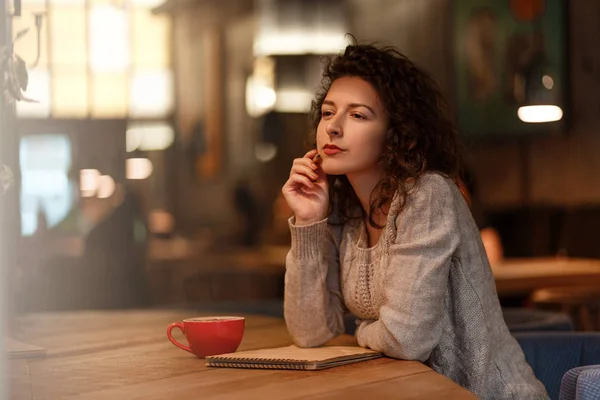 Vrouw Grijs Sweather Dromen Bij Het Schrijven Van Merkt Drinkt — Stockfoto