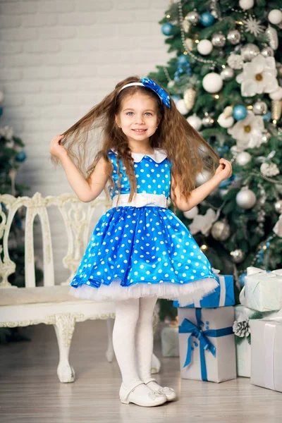 Bir Noel Ağacı Yakınındaki Mavi Elbiseli Güzel Kız — Stok fotoğraf