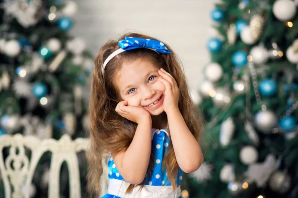 Piękna Dziewczyna Niebieskiej Sukience Pobliżu Choinka — Zdjęcie stockowe