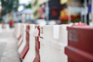 Kırmızı ve beyaz plastik barikat