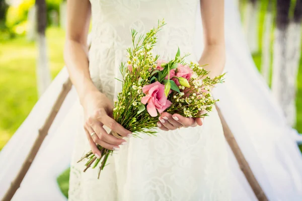 Bruden Håller Brudbukett Rosa Flovers — Stockfoto