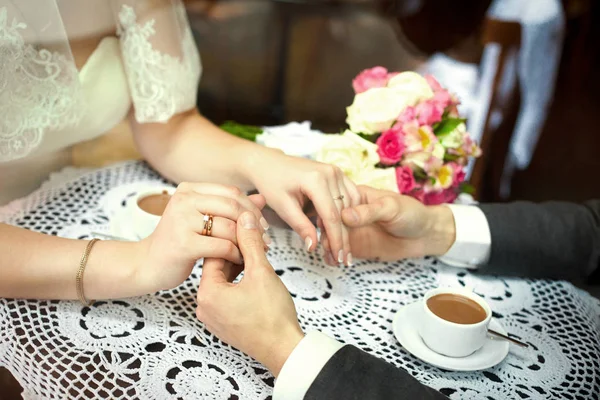 Kärlekspar Hålla Händer Varandra Över Kaffekoppen Restaurang — Stockfoto