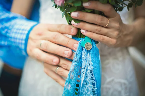 Händerna Brudgummen Innehav Bruden Med Bröllop Bukett — Stockfoto