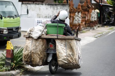 adam scooter üzerinde 