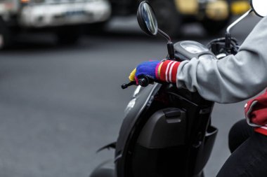 Bali dili scooter sürücü