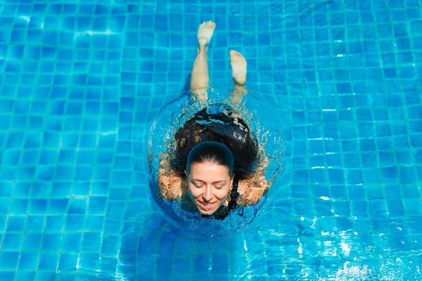 Medencében úszó lány — Stock Fotó