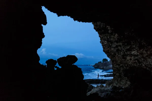 Viev da caverna su cielo di tramonto — Foto Stock