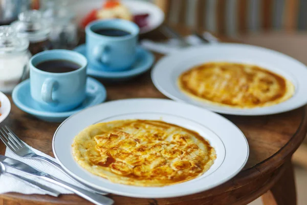 Balinesse Frühstück auf Holztisch — Stockfoto