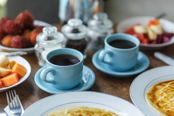 Balinesse Frühstück auf Holztisch — Stockfoto