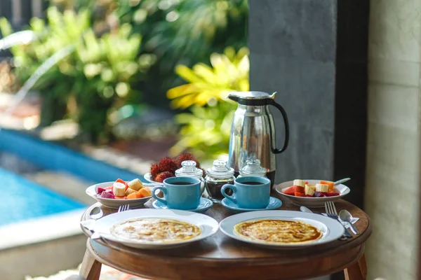 Balinesse Frühstück auf Holztisch — Stockfoto