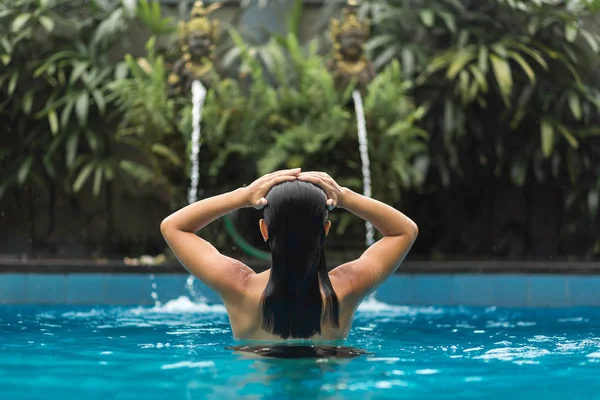 Mulher posando na piscina — Fotografia de Stock