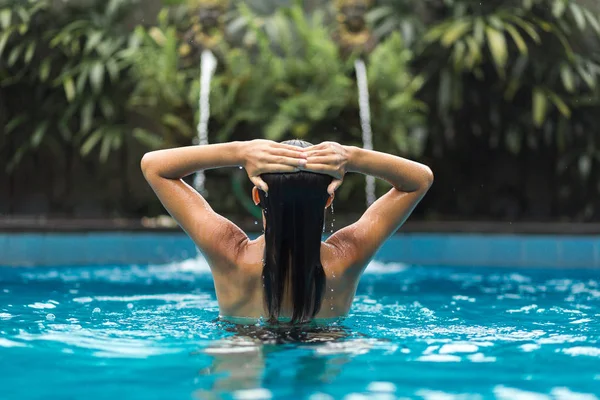 Mulher posando na piscina — Fotografia de Stock