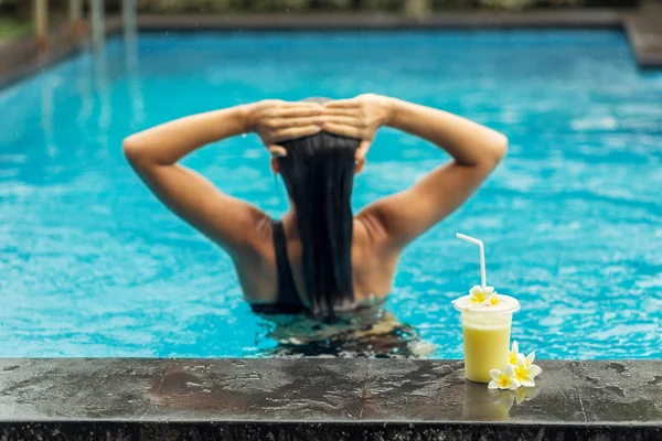 Costas de mulher com fuit shake na piscina — Fotografia de Stock