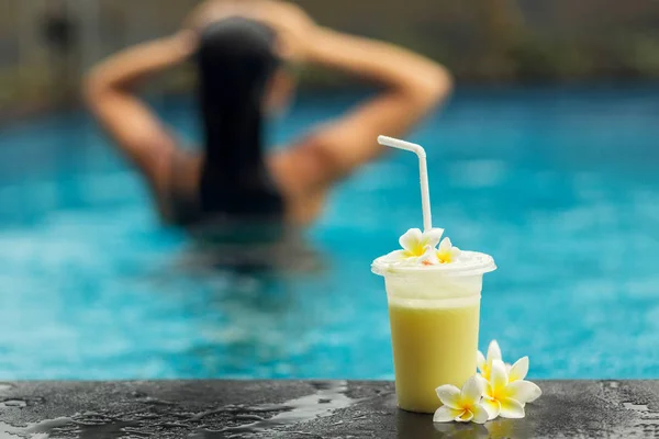 Costas de mulher com fuit shake na piscina — Fotografia de Stock