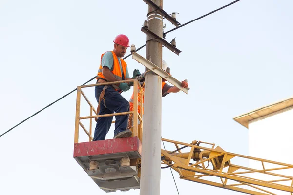 Elektriciens Pilaren Monteren Houder Voor Hoogspanningsleiding Professionele Elektriciens Werken Aan — Stockfoto