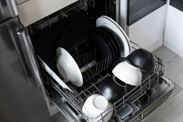 Carregando Pratos Sujos Máquina Lavar Louça Perto — Fotografia de Stock