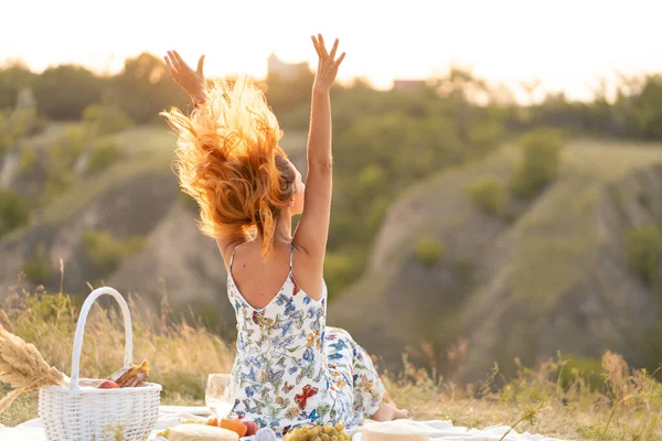美しい赤髪の女の子は 自然の夕日を楽しんでいます 野外でのピクニック — ストック写真