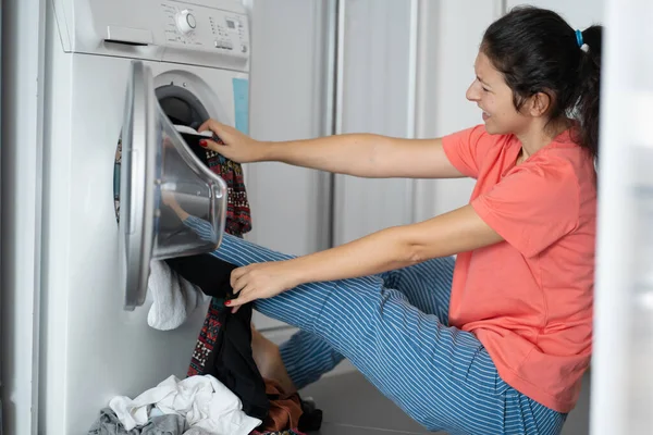 Rapariga Chuta Roupa Suja Máquina Lavar Muitas Roupas Sujas Que — Fotografia de Stock