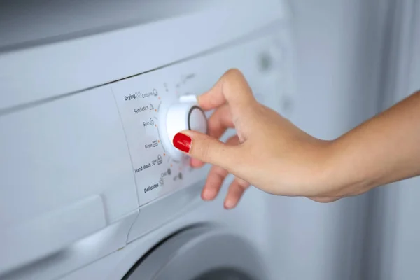 Menina Define Programa Lavagem Para Máquina Lavar Roupa — Fotografia de Stock