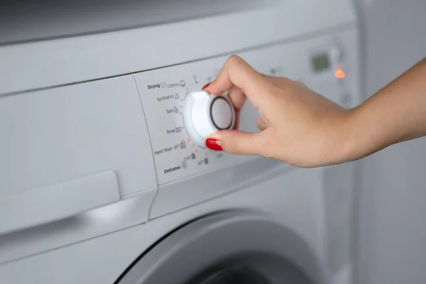 Menina Define Programa Lavagem Para Máquina Lavar Roupa — Fotografia de Stock