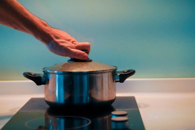 İndüksiyon sobasında çorba pişirmek..