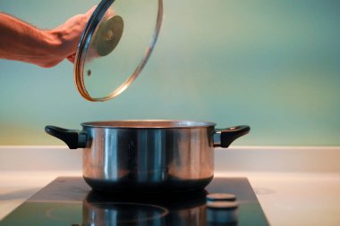 İndüksiyon sobasında çorba pişirmek..