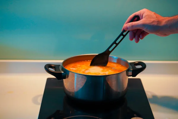 스토브 위에서 냄비에서 수프를 요리하는 — 스톡 사진
