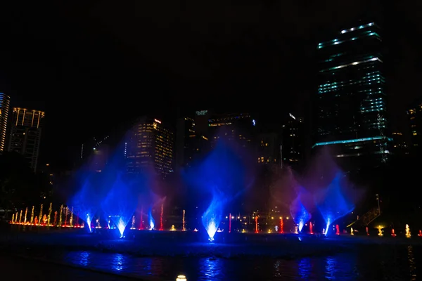 舞蹈的多彩的喷泉的夜景 歌唱之泉展览 — 图库照片