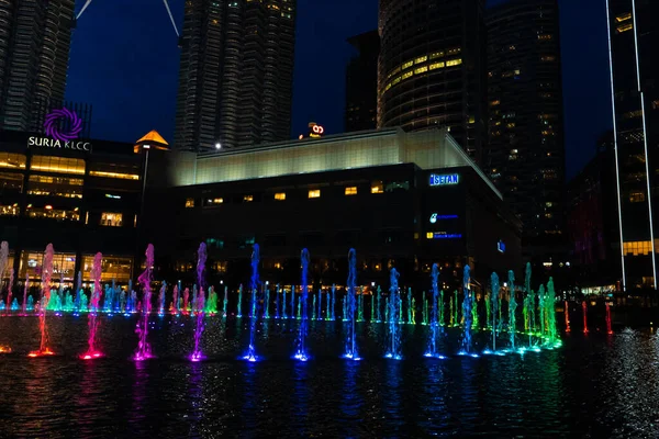 Vista Nocturna Las Fuentes Multicolores Danzantes Espectáculo Fuentes Canto —  Fotos de Stock