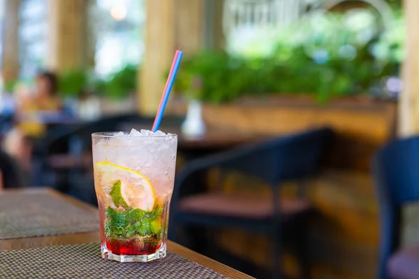 Refreshing Mojito Crushed Ice Hot Summer Day — Stock Photo, Image