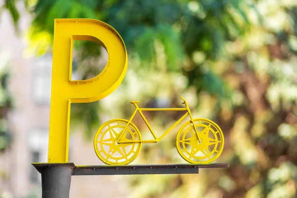 Ausweisung Von Parkplätzen Für Fahrräder Großer Gelber Buchstabe Auf Einer — Stockfoto