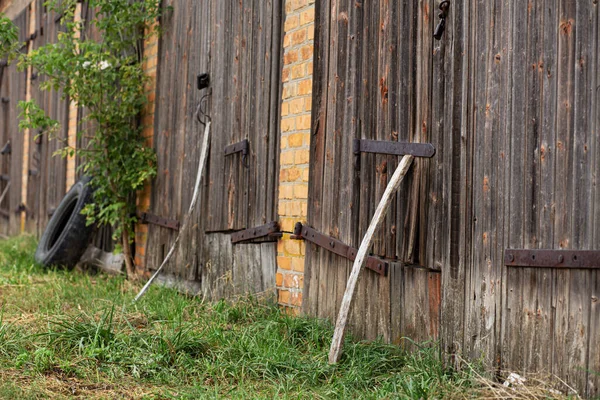 Viejo Establo Puerta Madera Grande Madera Seca Antiguo Edificio Ladrillo —  Fotos de Stock