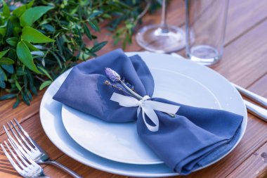 Açık hava kafede güzel dekore edilmiş ahşap bir masa. Yeşil dal ve taze çiçek masa dekorasyonu.