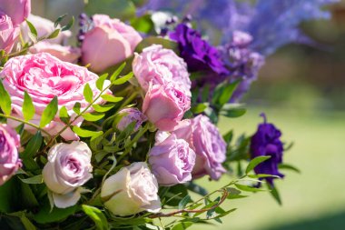 Şenlik masasının çiçek desenli buketleri. Açık hava partisini kutluyoruz. Dekor Ayrıntıları.