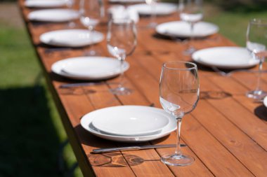 Masa örtüsü olmadan ahşap masa servis edildi. Açık hava parkındaki kafe..