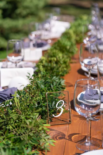 Felkészülök Egy Szabadtéri Partira Friss Virágokkal Díszített Asztalok Asztali Szám — Stock Fotó