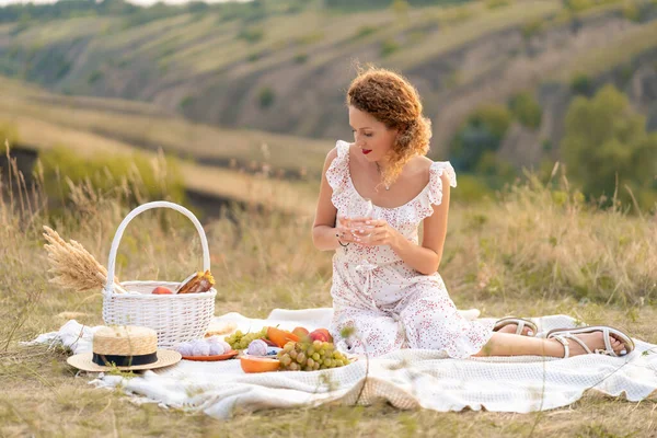 Krásná Dívka Pikniku Malebném Místě Romantický Piknik — Stock fotografie