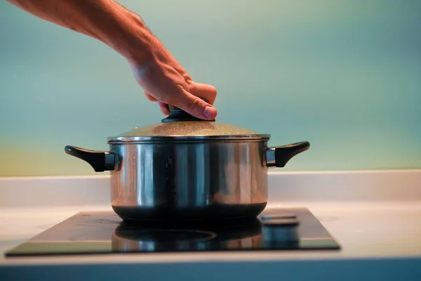 Cocinar Sopa Una Sartén Una Estufa Inducción — Foto de Stock