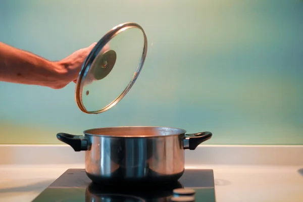 Cocinar Sopa Una Sartén Una Estufa Inducción — Foto de Stock